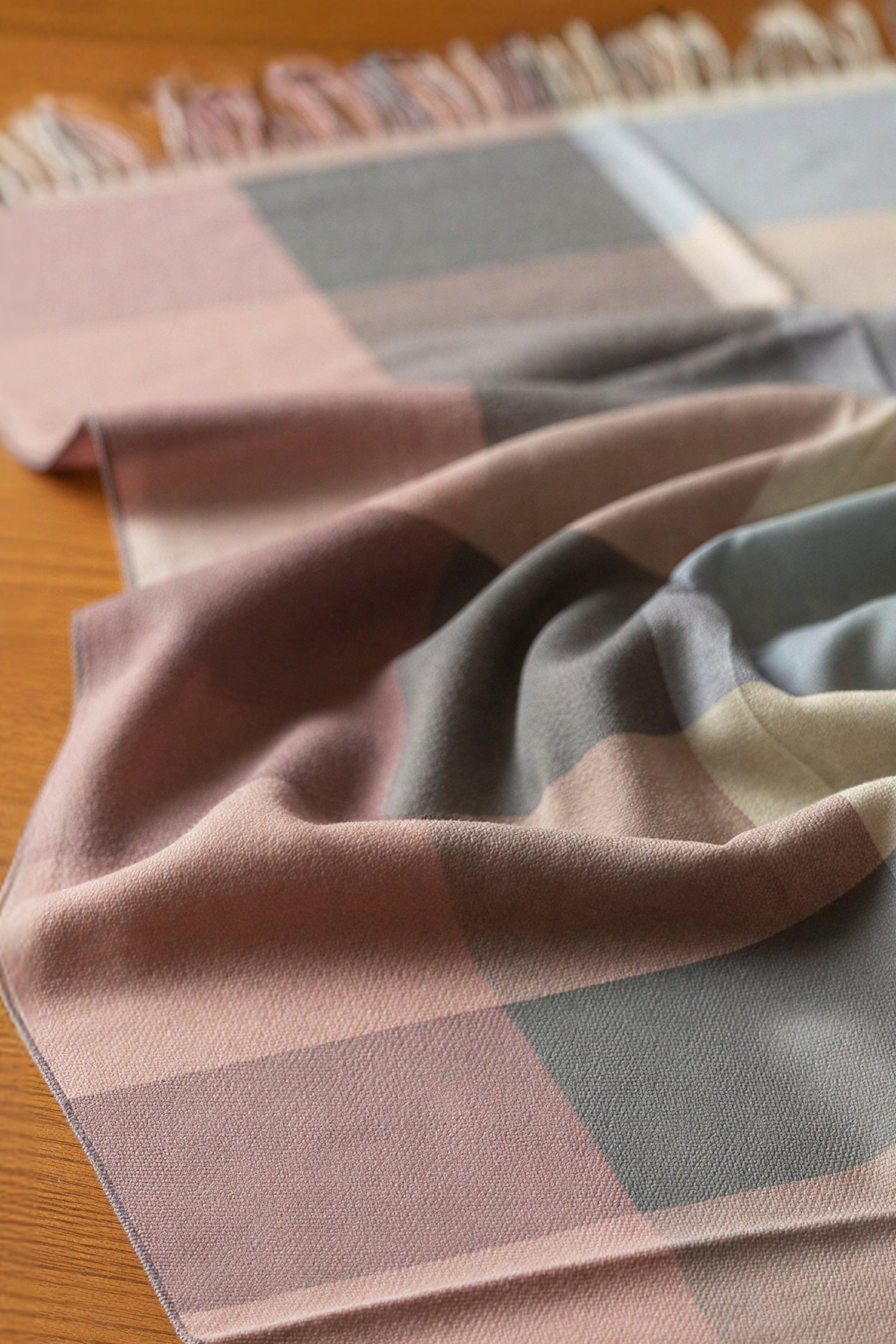 Karoschal mit Fransen, grau/rosa