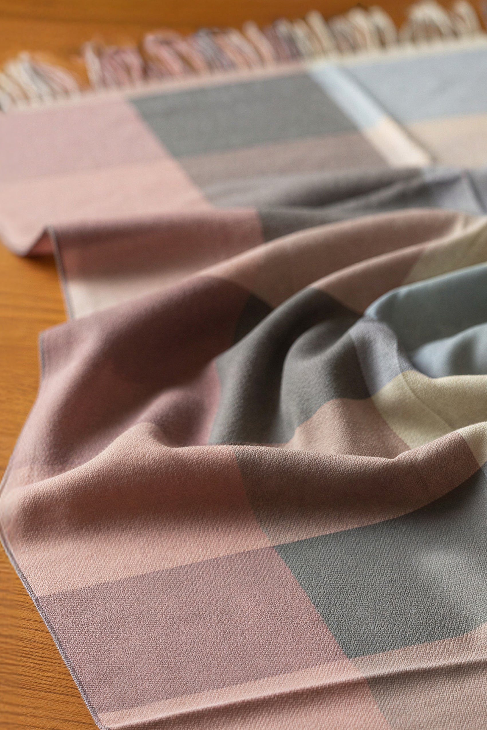 Karoschal mit Fransen, grau/rosa