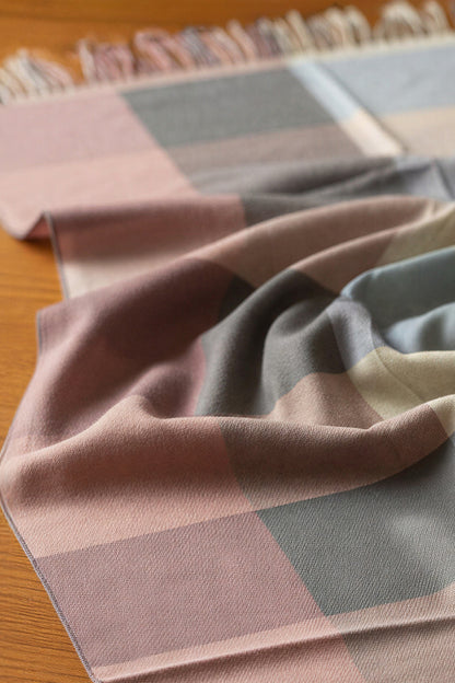 Karoschal mit Fransen, grau/rosa