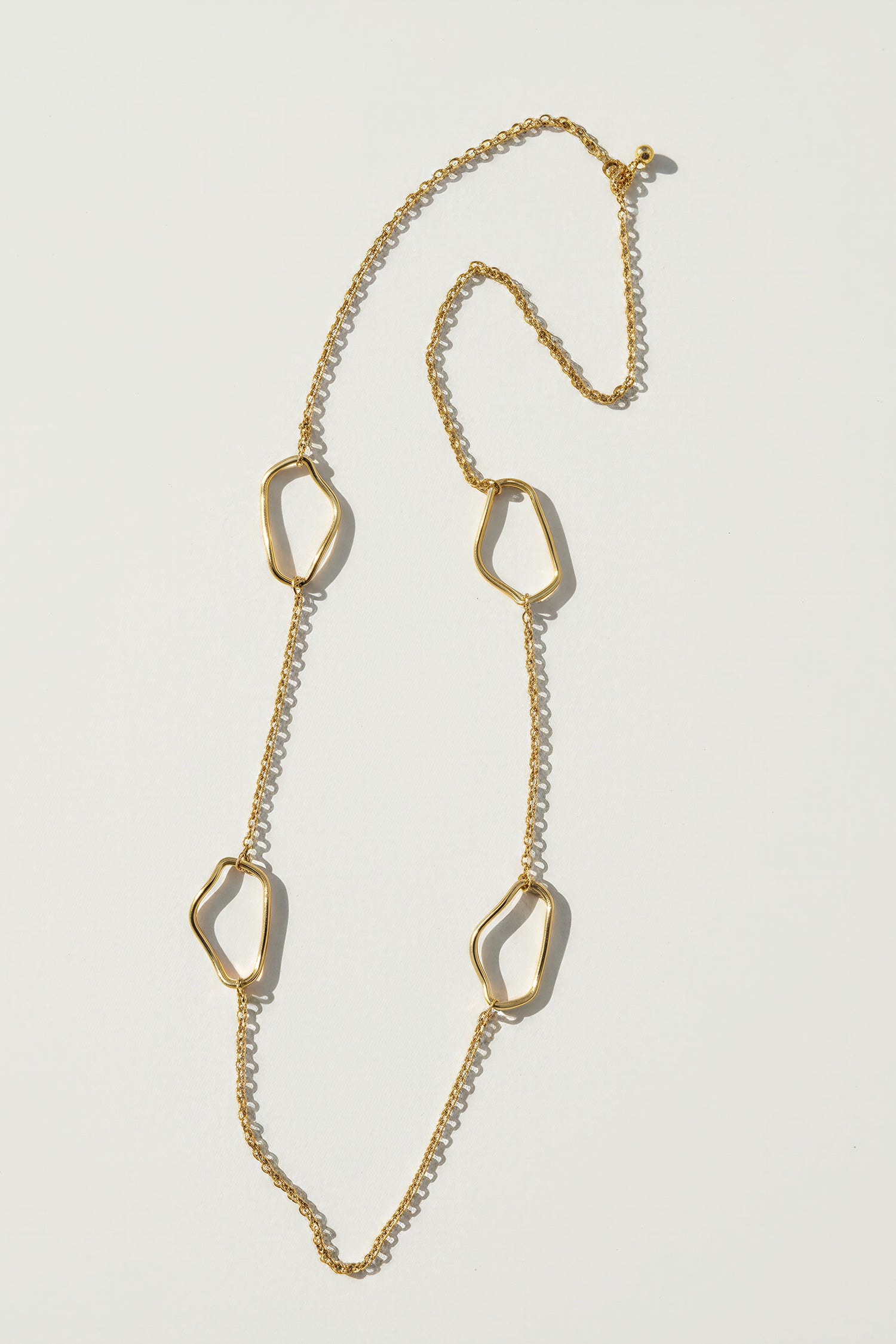 Lange Goldkette mit offenen Elementen