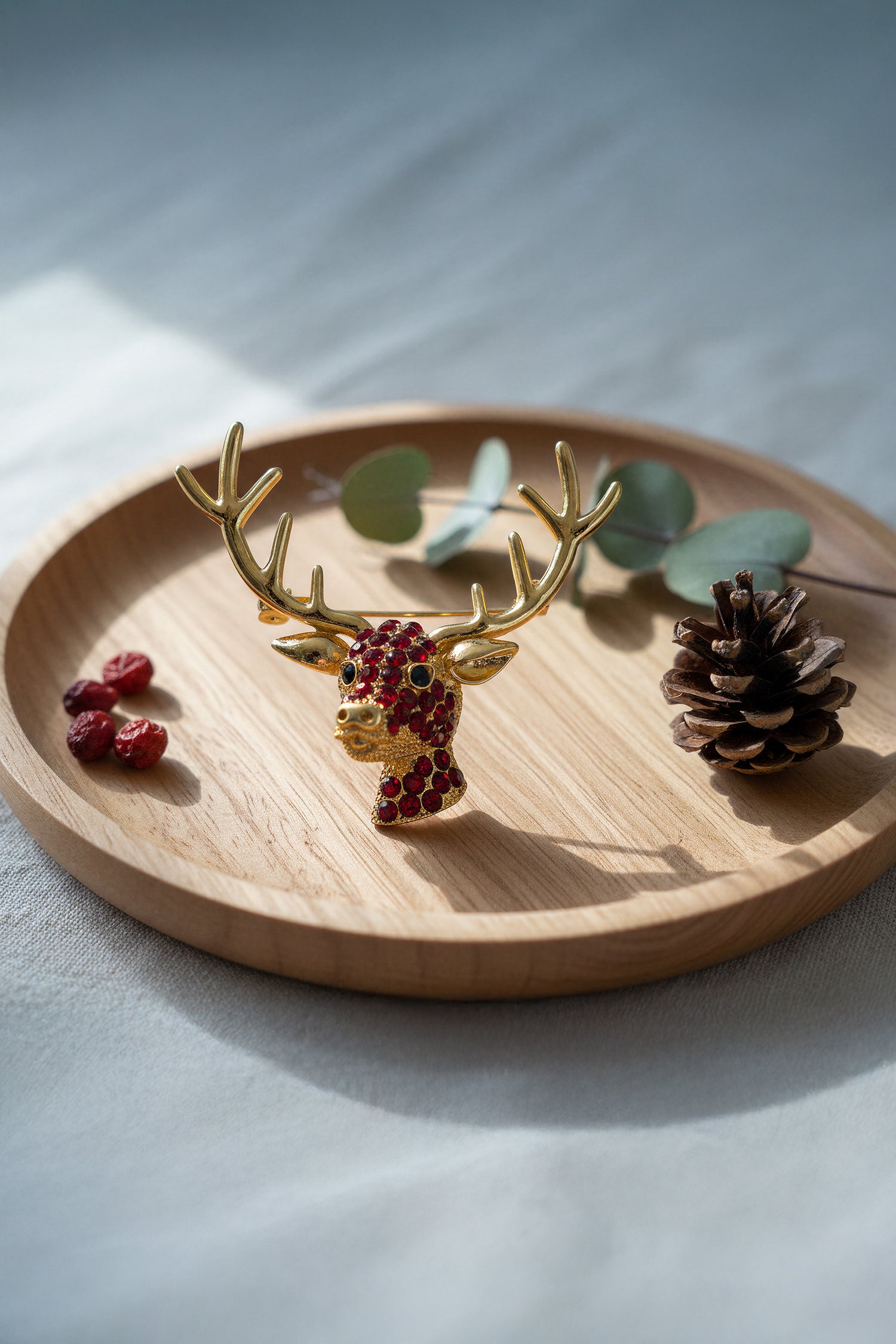 Brosche Rentier in Goldoptik mit roten Strasssteinen