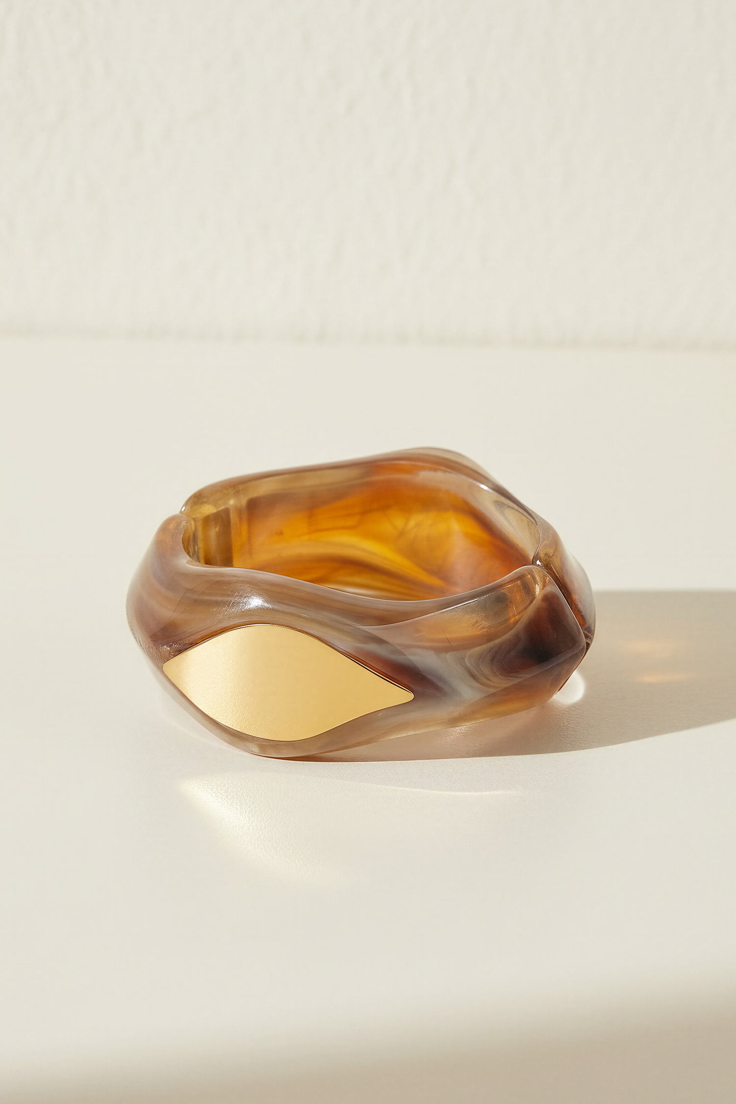 Breiter Armreif in Braun-Caramel