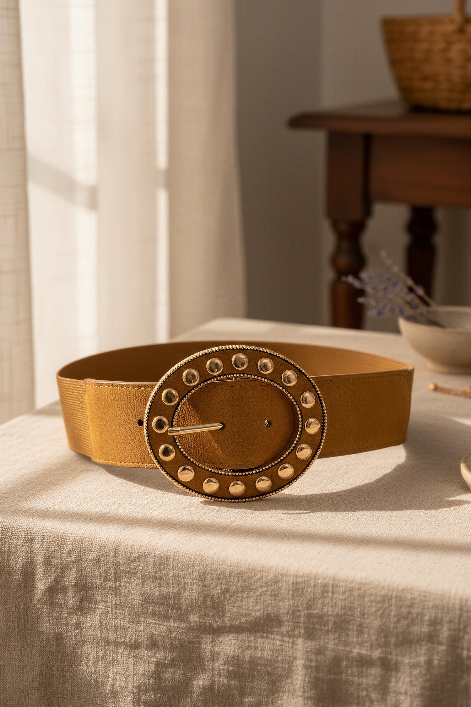 Stretchgürtel in Camel mit runder Schnalle und goldenen Nieten