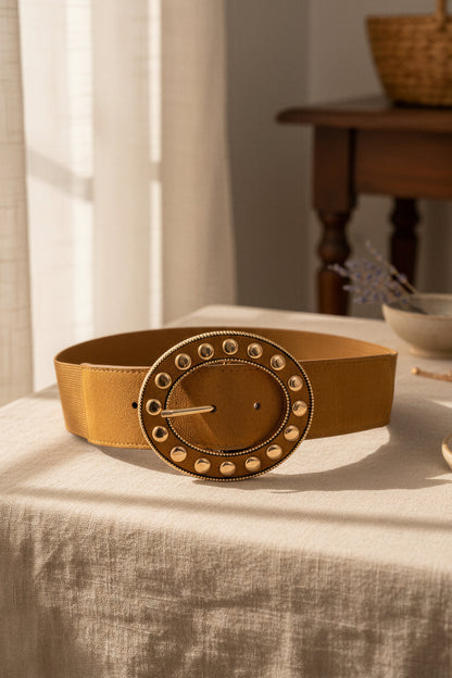 Stretchgürtel in Camel mit runder Schnalle und goldenen Nieten