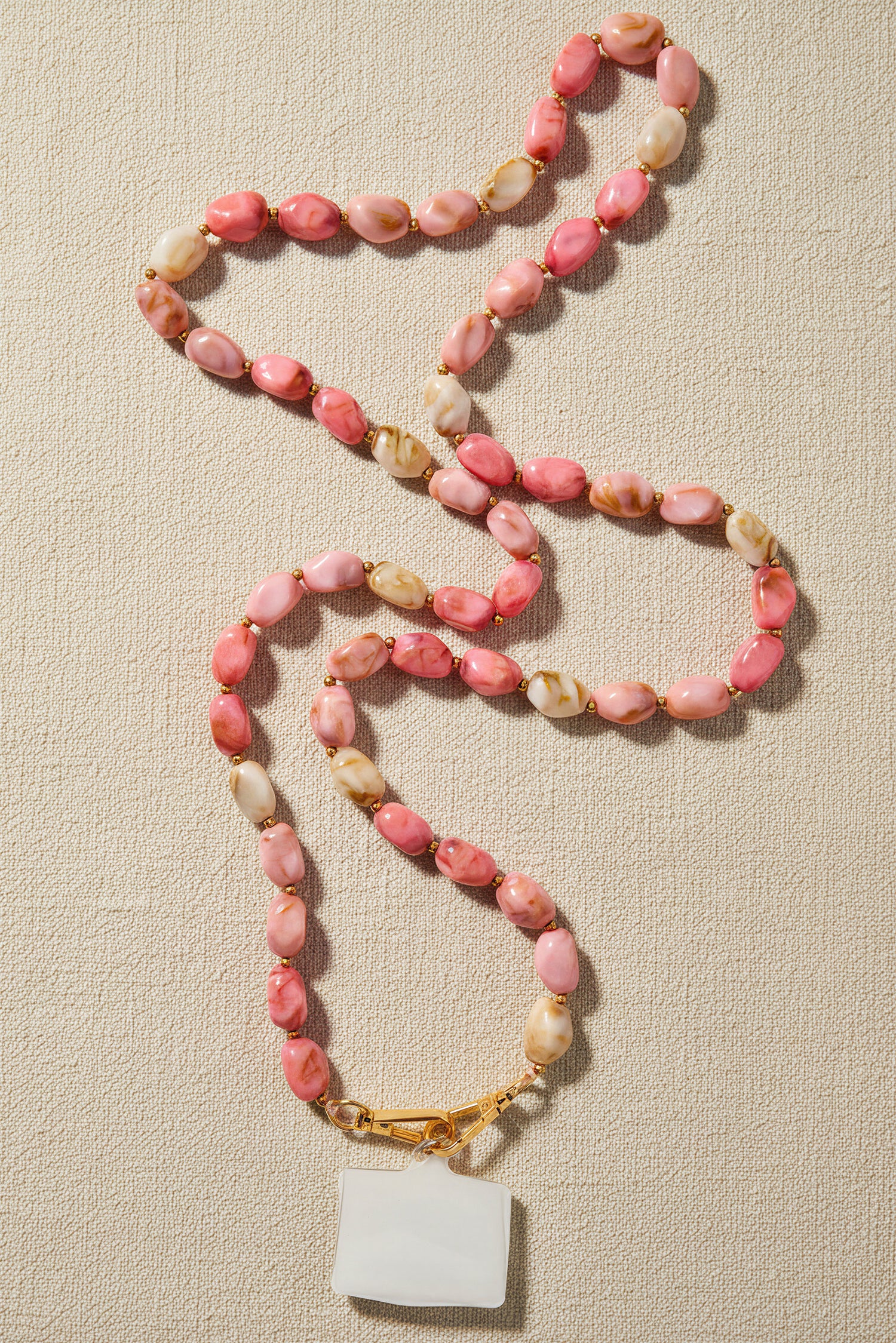 Handykette mit ovalen Perlen in Rosa und Creme, marmoriert
