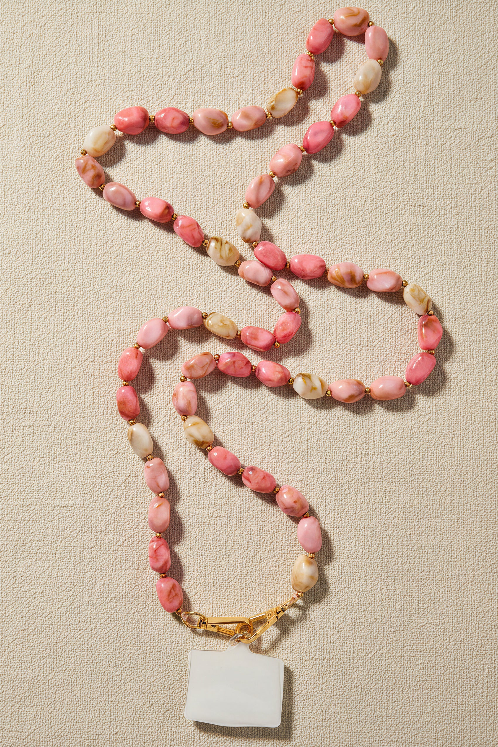 Handykette mit ovalen Perlen in Rosa und Creme, marmoriert