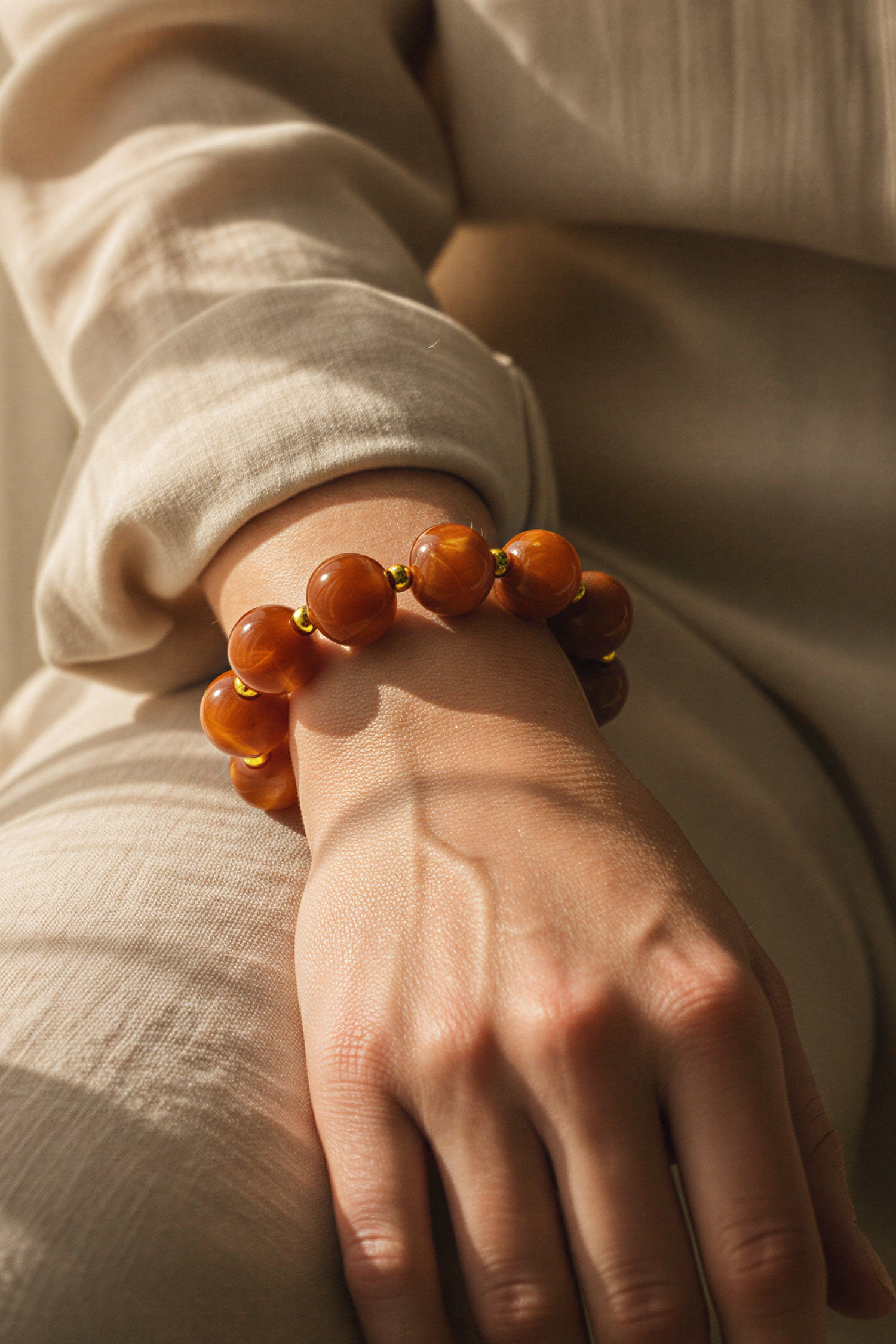 Armband aus Acryl in Braun-marmoriert mit Golddetails