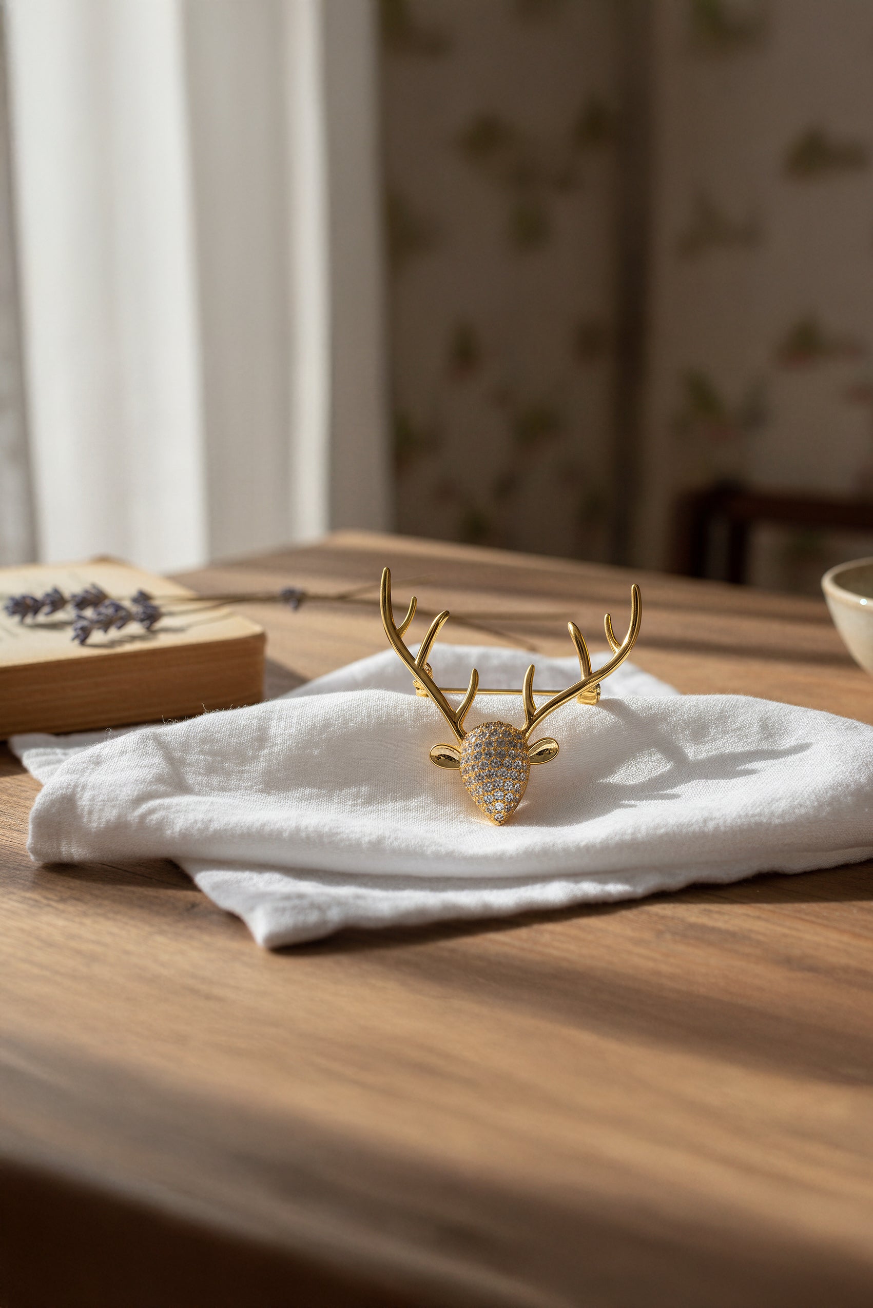 Brosche Rentier in Goldoptik mit weißen Strasssteinen