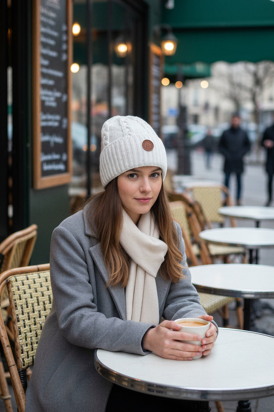 Gestrickte Mütze mit dezentem Glitzer und breitem Umschlag, creme