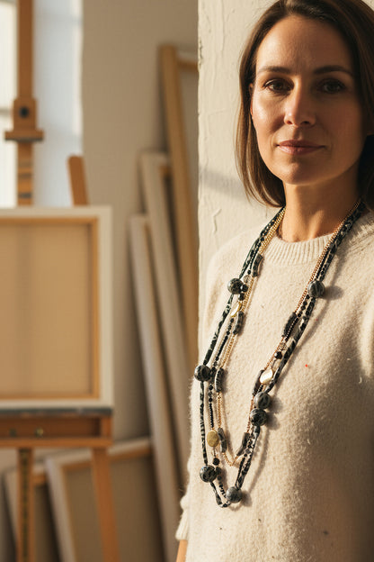 Lange Statement-Kette mit Stoffdetails und Goldakzenten