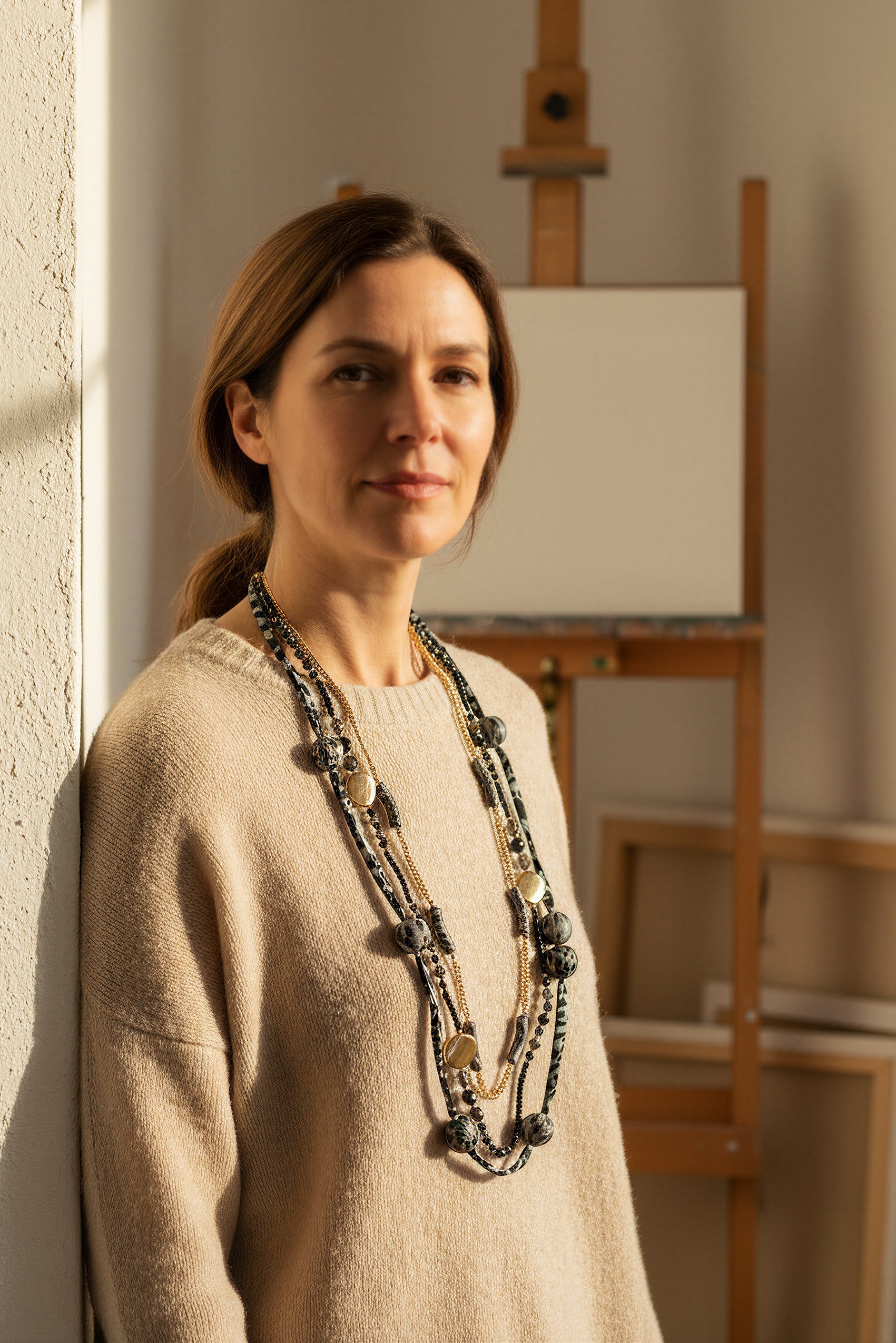 Lange Statement-Kette mit Stoffdetails und Goldakzenten