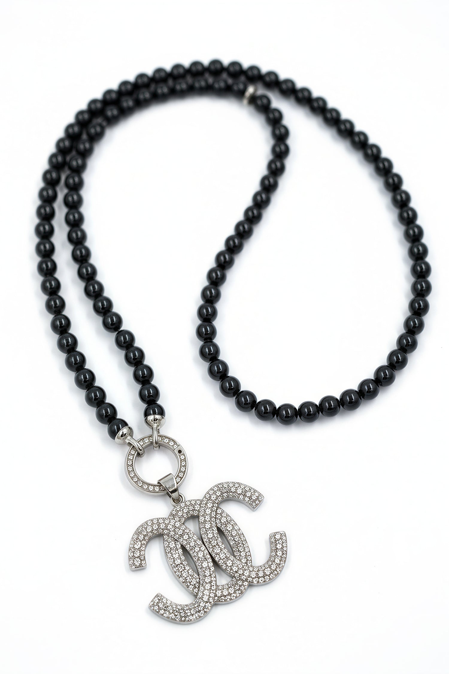 Schwarze Perlenkette mit Anhänger mit Strasssteinen besetzt