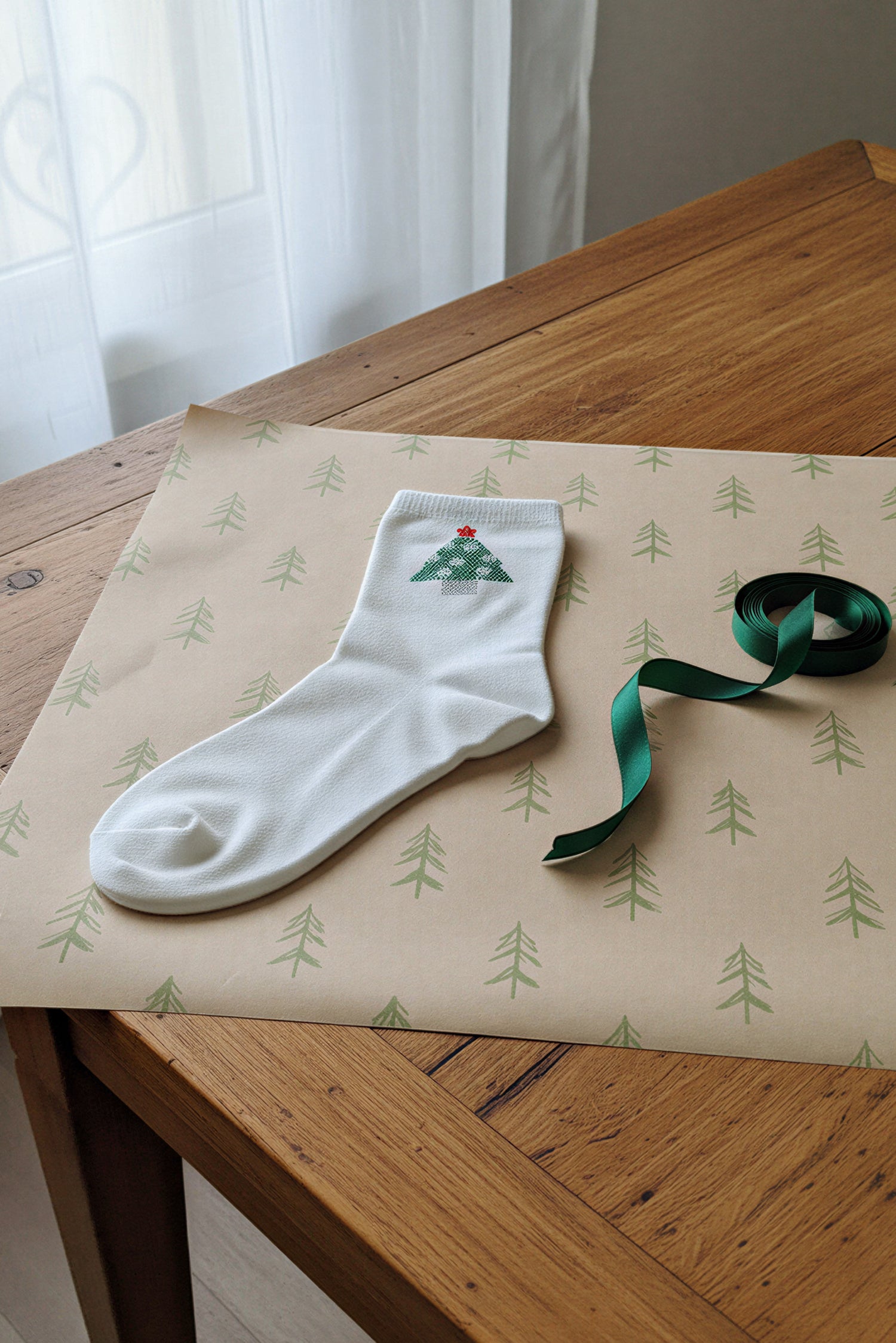 Socken mit Tannenbaum-Motiv in Weiß
