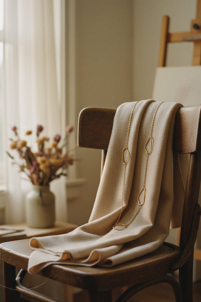 Lange Goldkette mit offenen Elementen