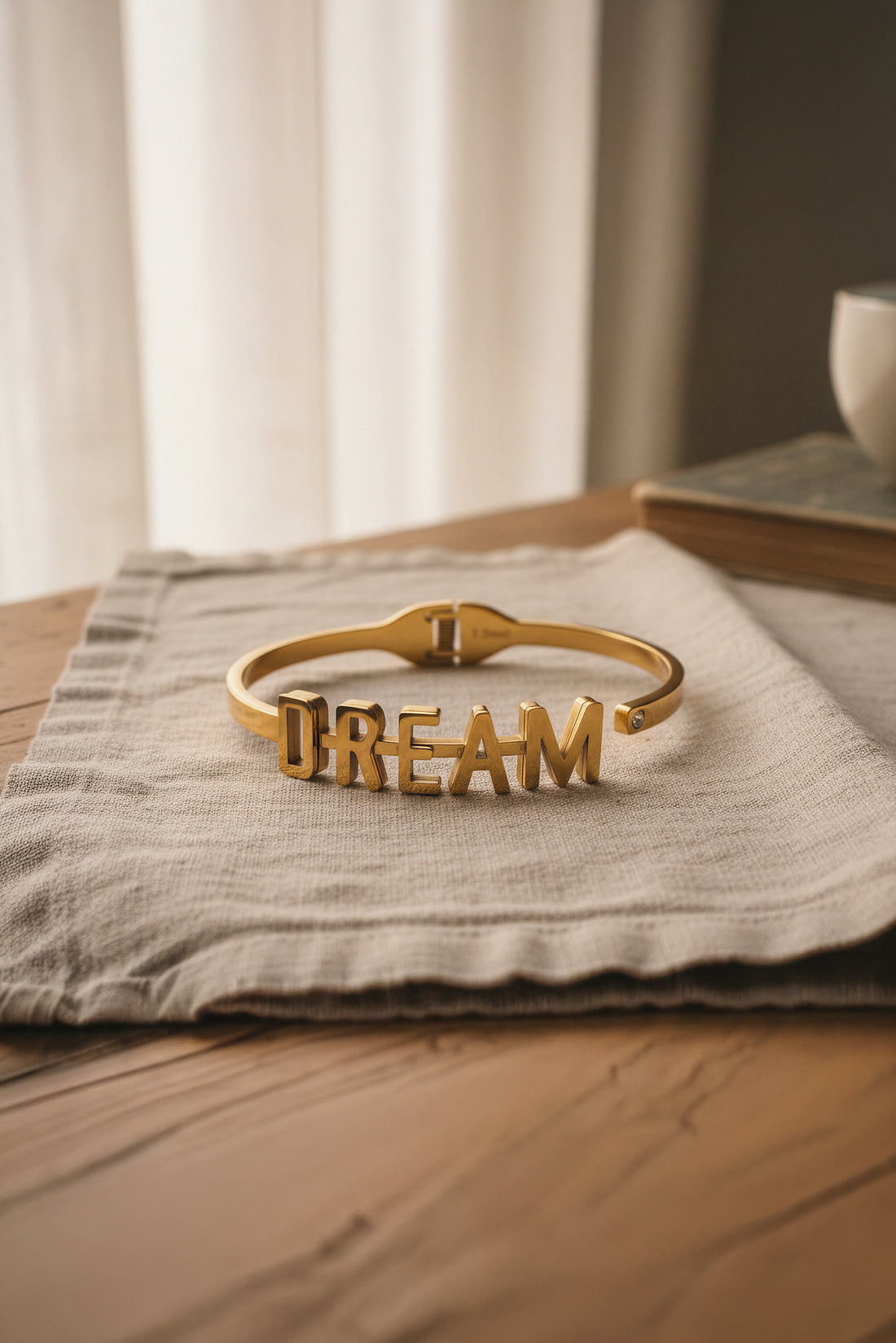 Armreif mit Schriftzug "DREAM"