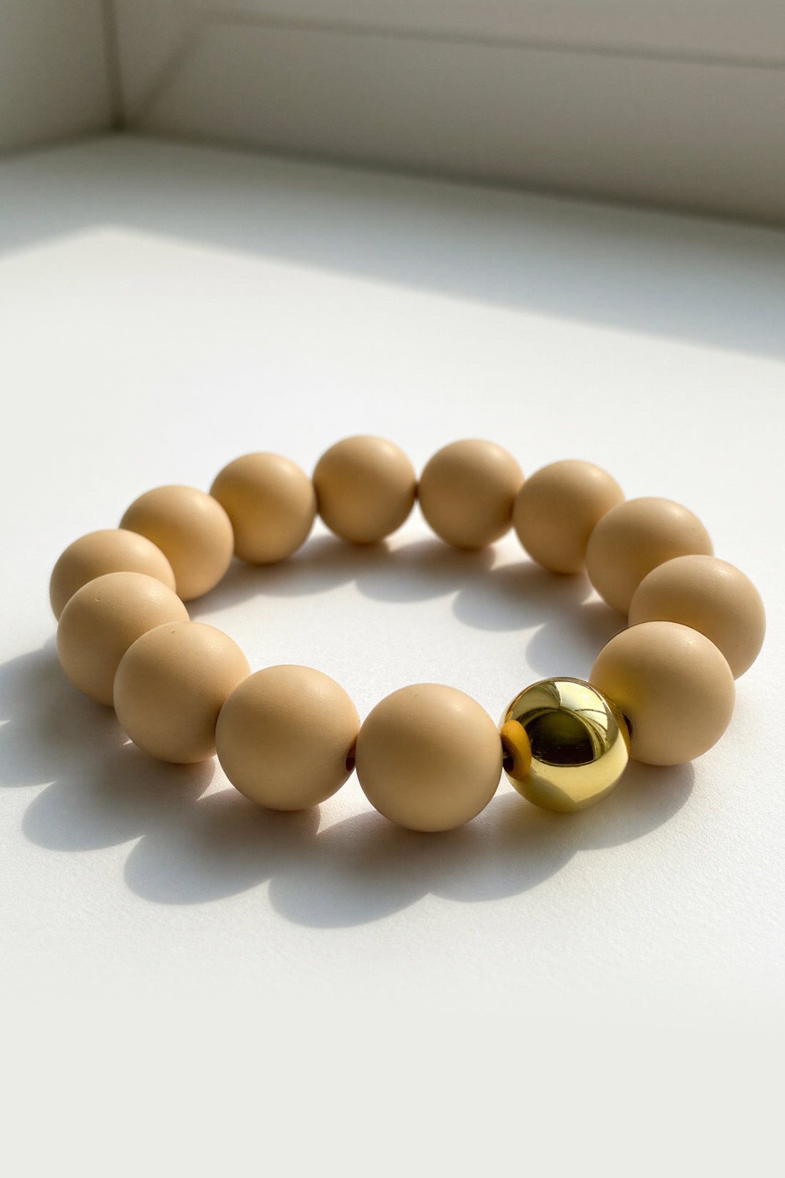 Armband aus Acryl mit goldfarbener Kugel