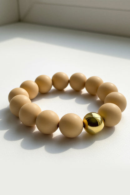 Armband aus Acryl mit goldfarbener Kugel