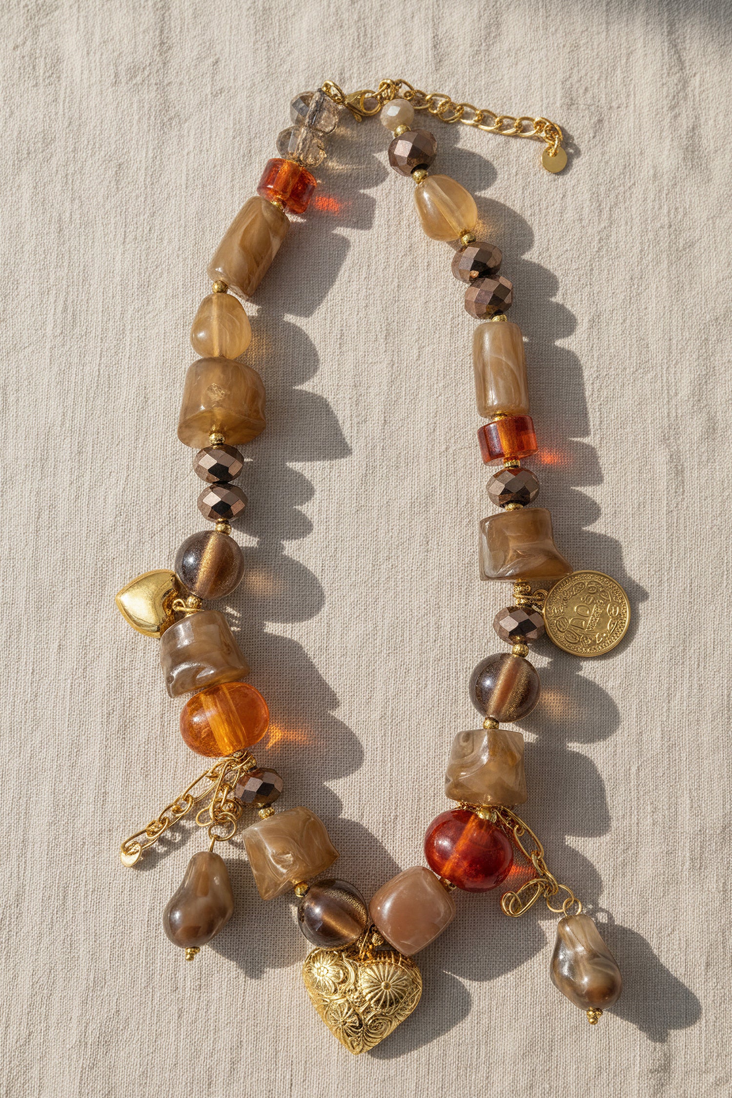 Halskette mit gemischten Perlen und Anhängern