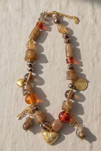 Halskette mit gemischten Perlen und Anhängern