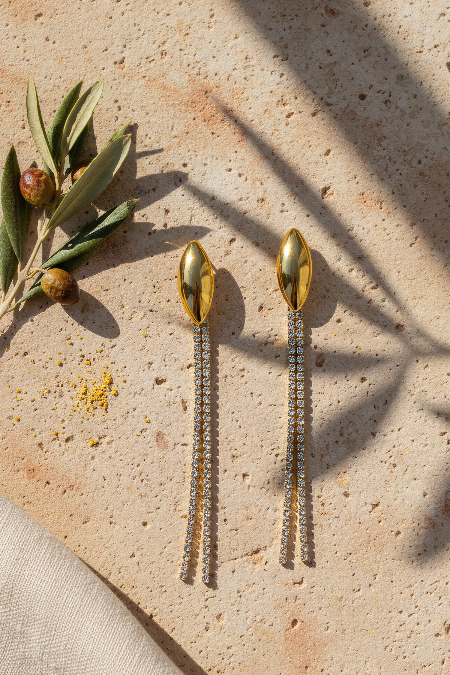 Lange Ohrstecker mit Zirkonia und Kettenanhänger