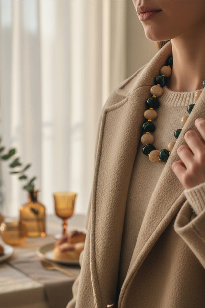 Marmorierte Perlenkette, dunkelgrün/beige