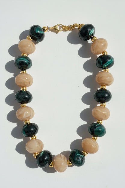 Marmorierte Perlenkette, dunkelgrün/beige