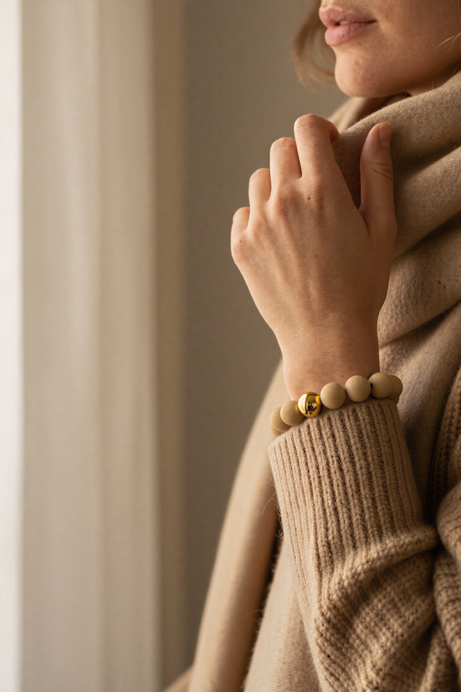 Armband aus Acryl mit goldfarbener Kugel