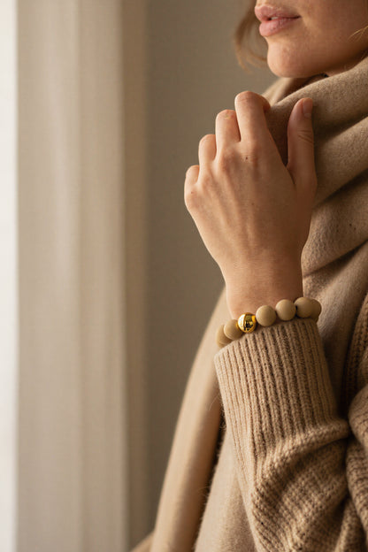 Armband aus Acryl mit goldfarbener Kugel