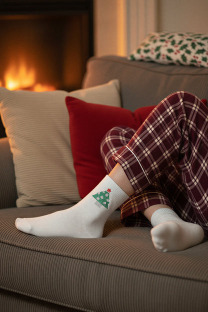 Socken mit Tannenbaum-Motiv in Weiß