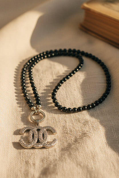 Schwarze Perlenkette mit Anhänger mit Strasssteinen besetzt