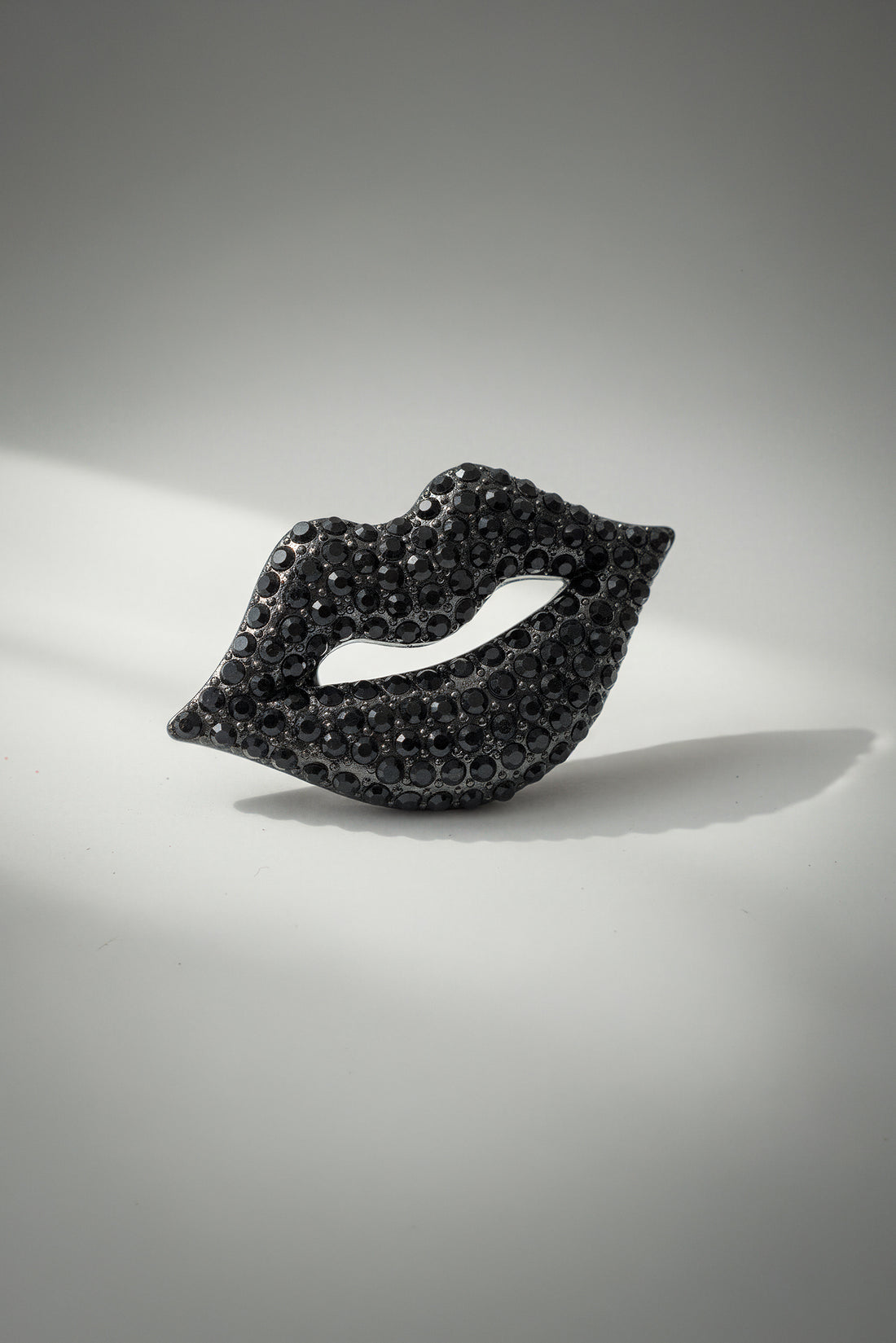 Brosche Kussmund in Schwarz