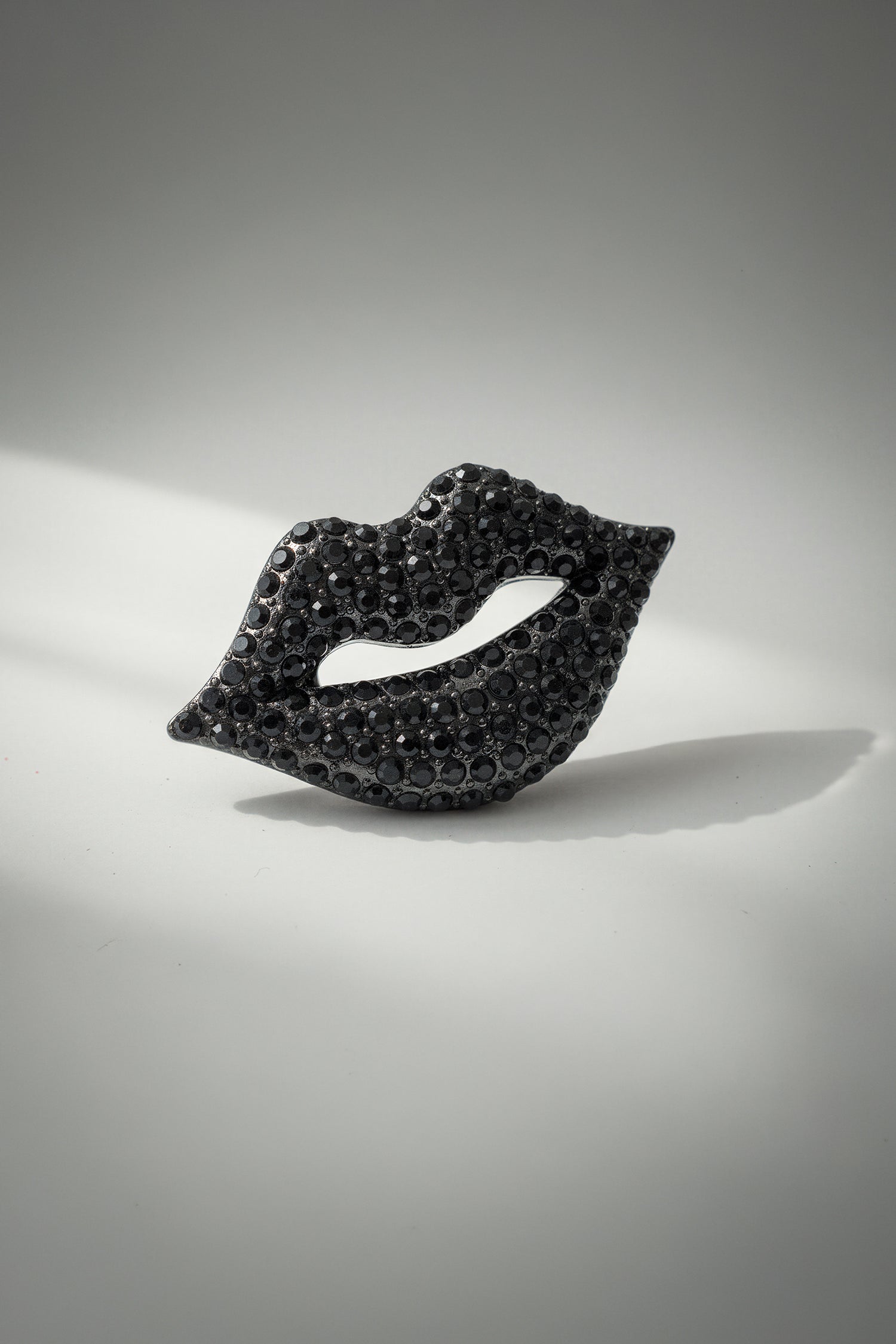 Brosche Kussmund in Schwarz