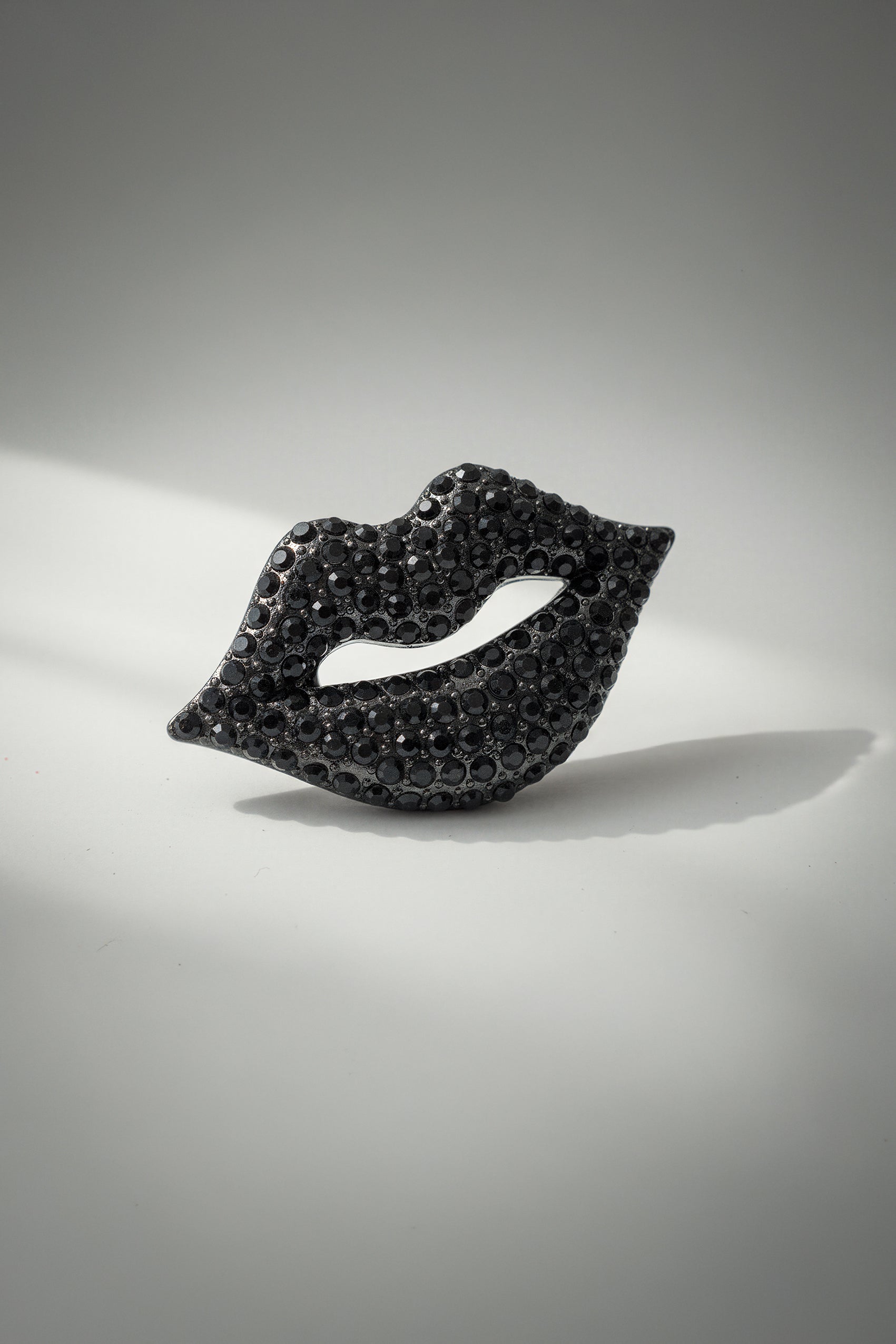 Brosche Kussmund in Schwarz