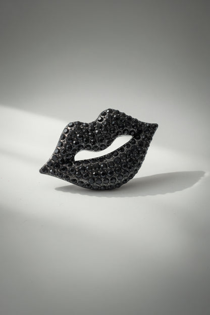 Brosche Kussmund in Schwarz