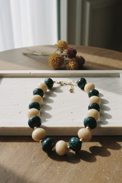 Marmorierte Perlenkette, dunkelgrün/beige