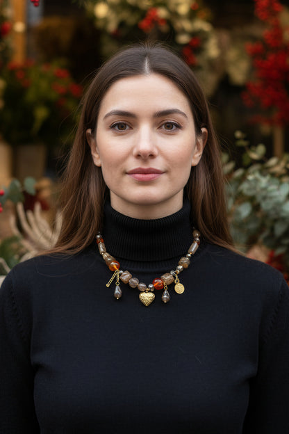 Halskette mit gemischten Perlen und Anhängern