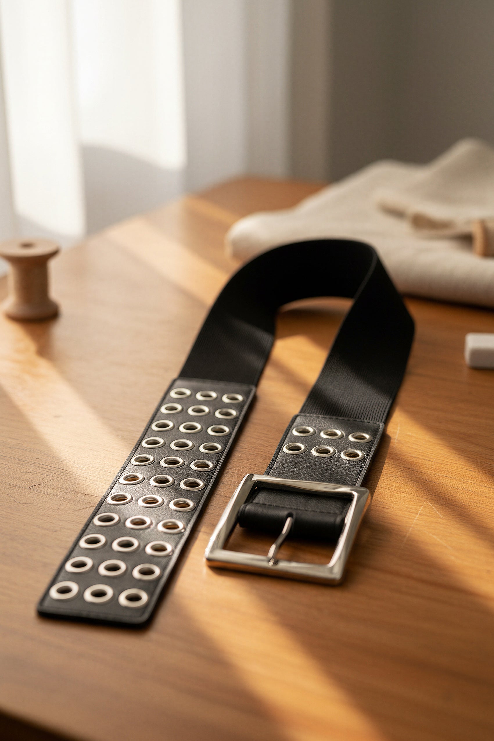 Stretchgürtel mit Nieten, schwarz