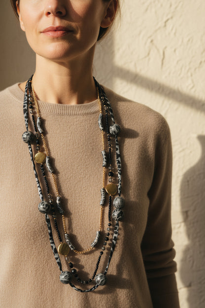 Lange Statement-Kette mit Stoffdetails und Goldakzenten