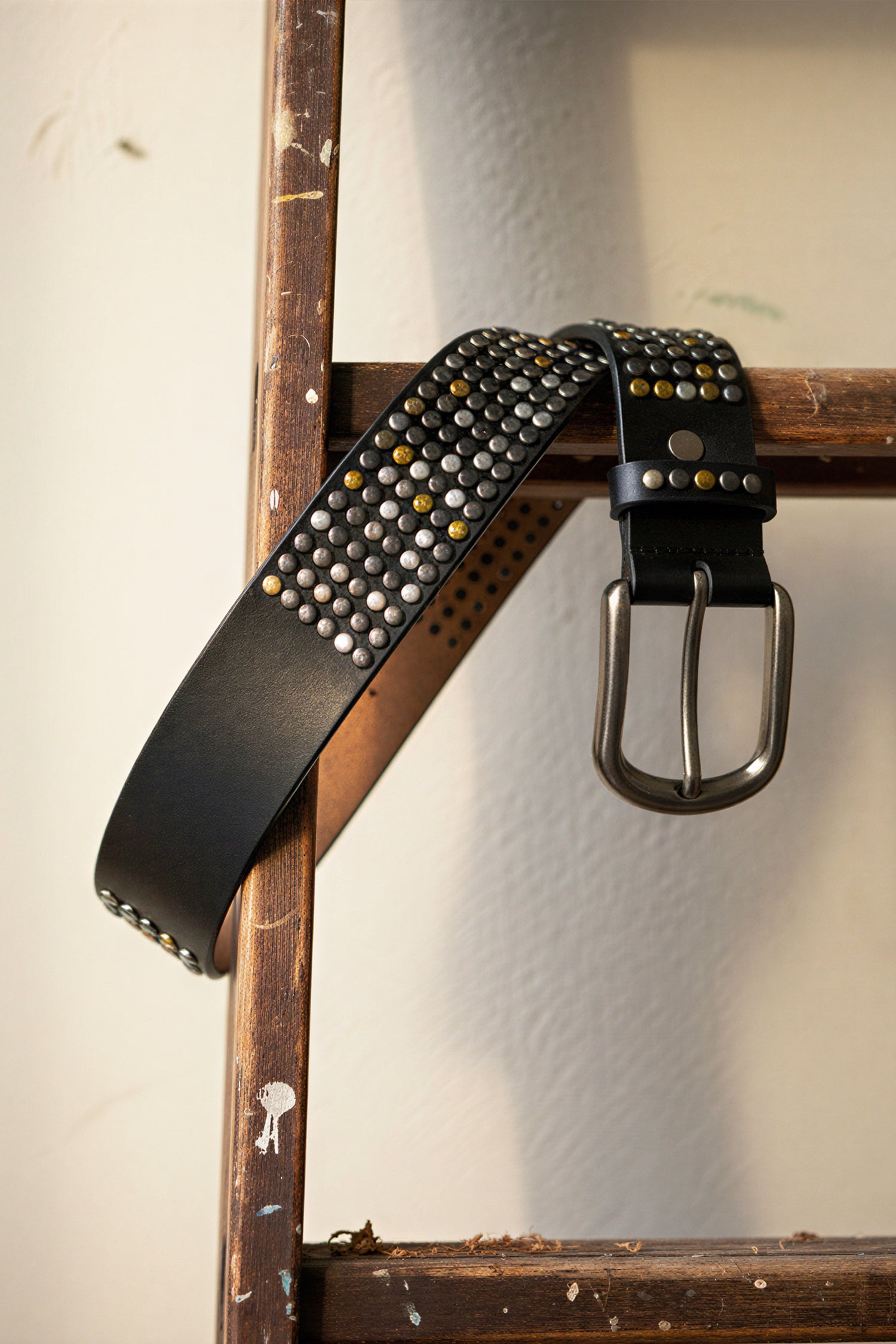 Ledergürtel mit Nieten besetzt