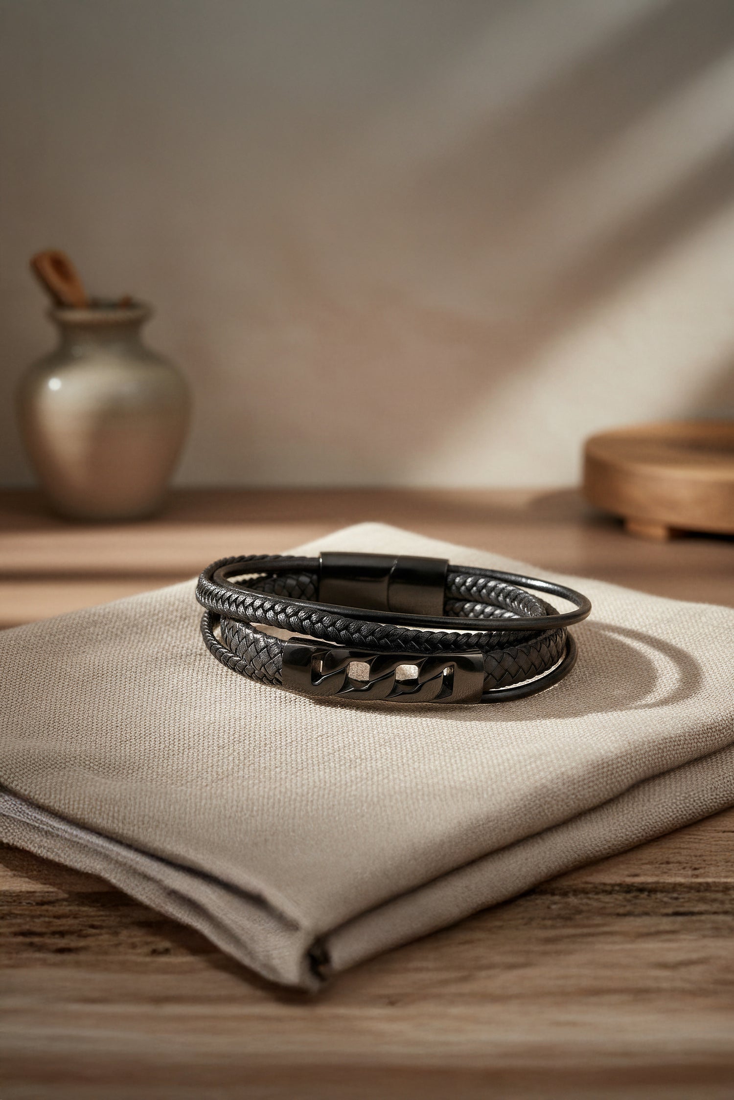 Herren Kunstlederarmband in Schwarz mit geflochtenen Strängen und Edelstahlverschluss