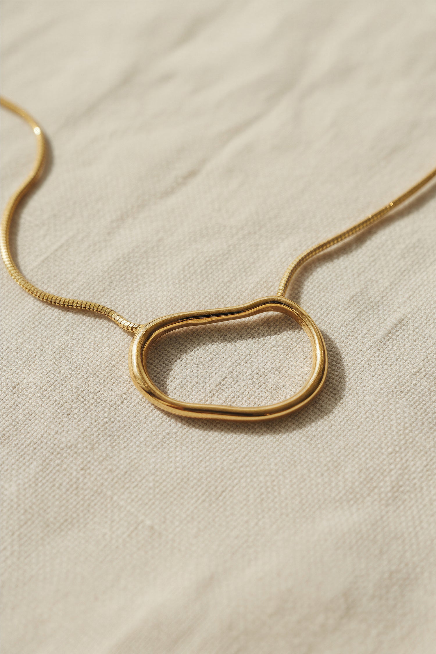 Goldkette mit modernem Anhänger