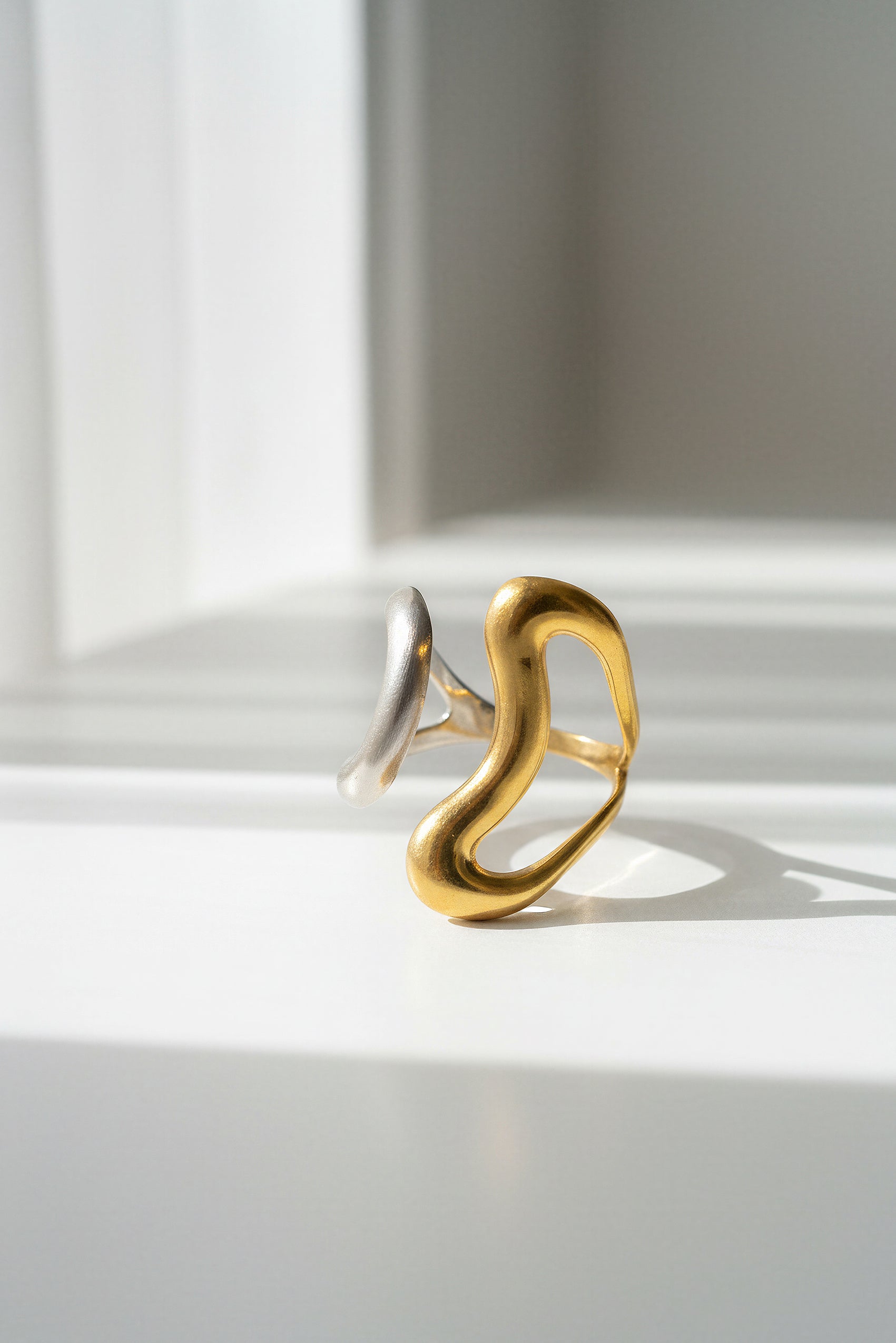 Offener Ring mit Wellenform