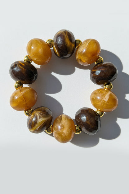 Armband mit Acryl-Perlen in Braun-Caramel mit Golddetails
