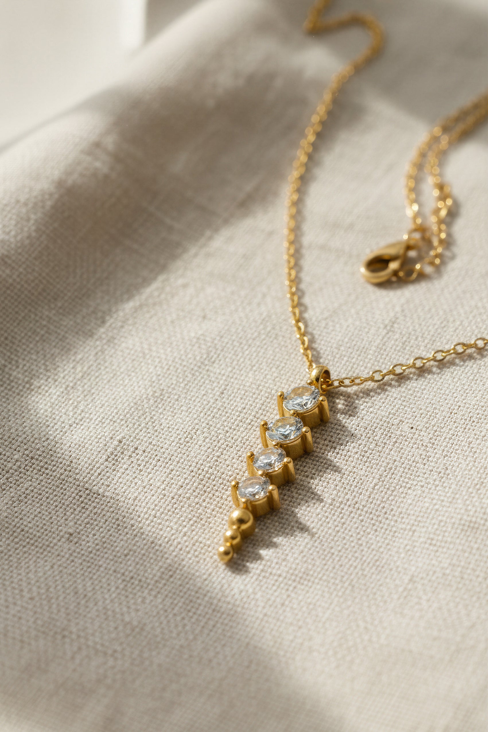 Kette Gold mit funkelndem Anhänger