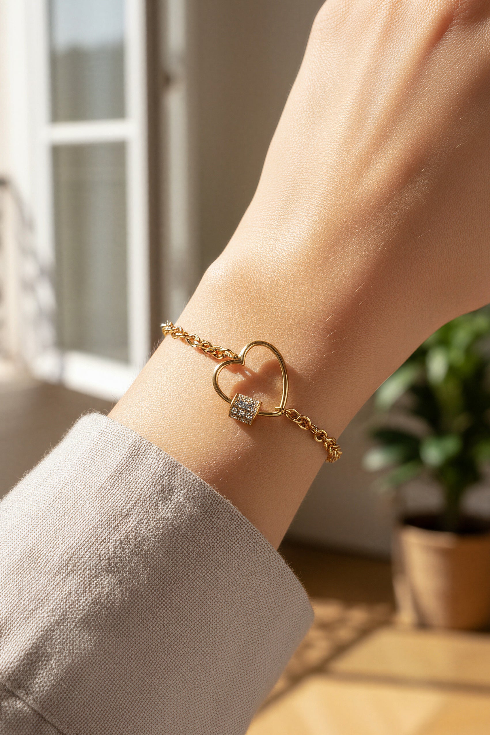 Goldenes Herz-Armkettchen mit Schloss und Zirkonia