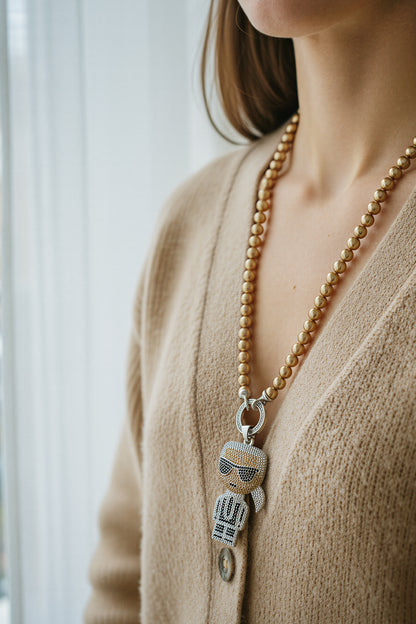 Lange Perlenkette mit Anhänger mit Strasssteinen besetzt