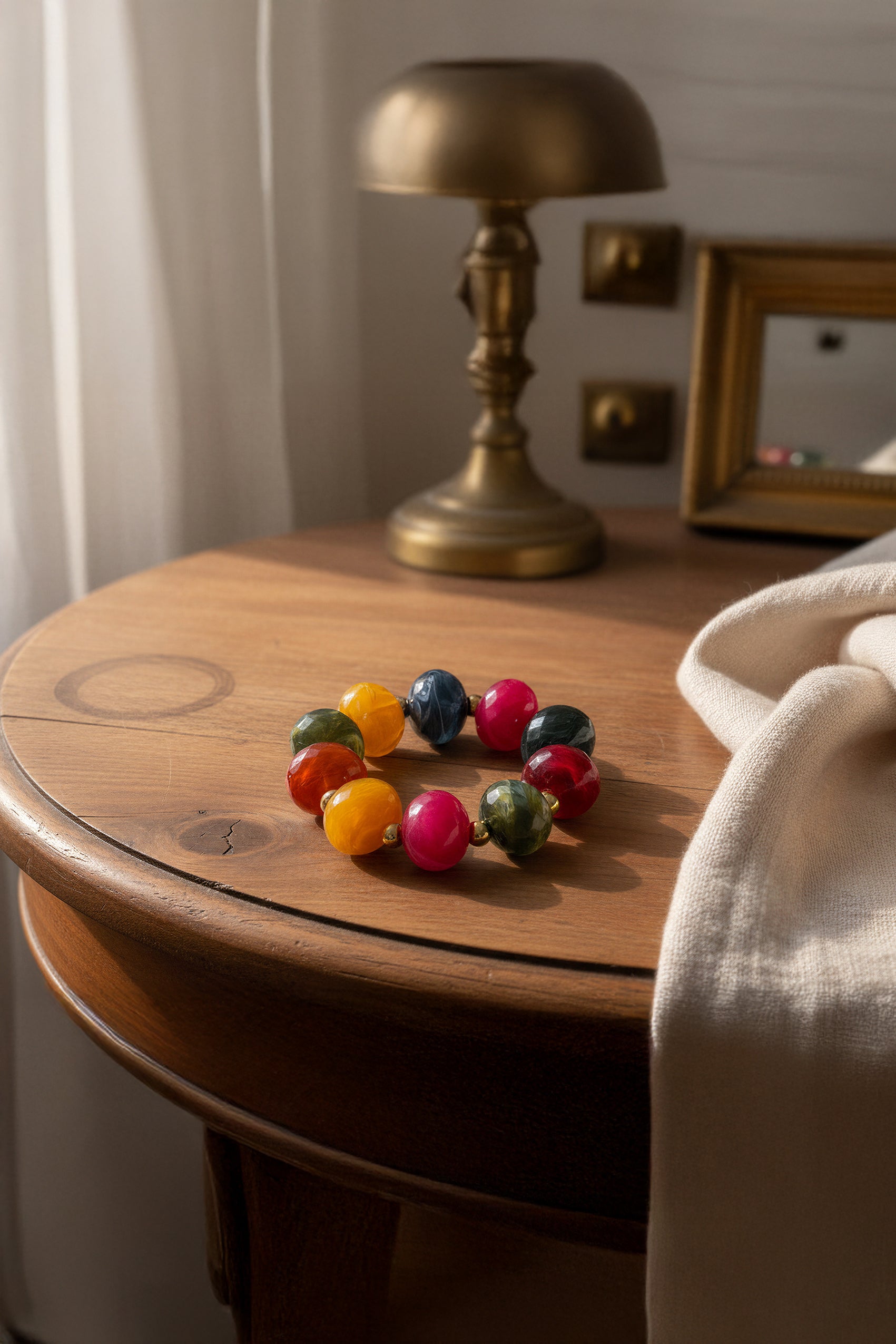 Armband aus Acryl mit bunt-marmorierten Perlen