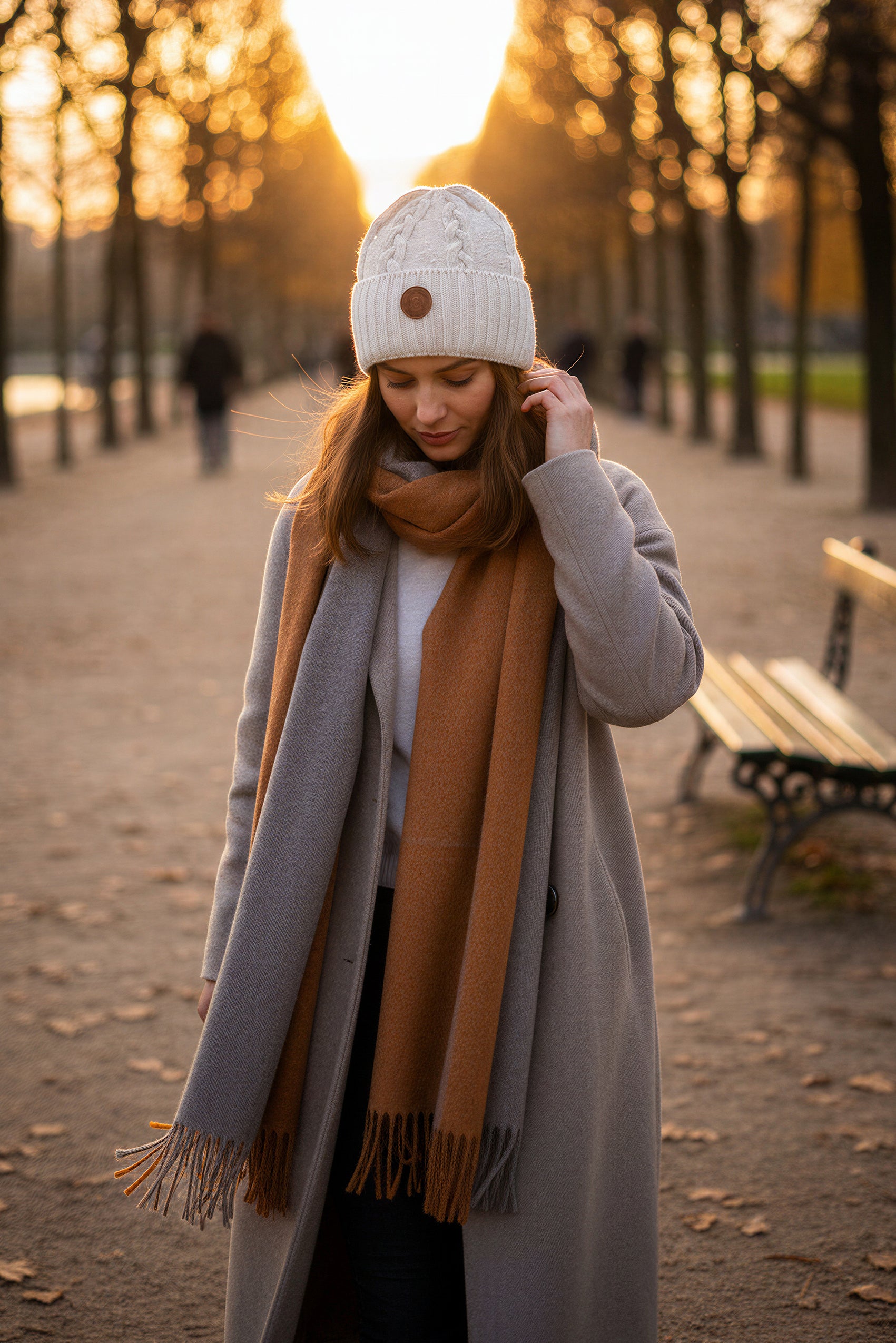 Gestrickte Mütze mit dezentem Glitzer und breitem Umschlag, creme