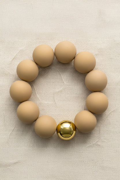 Armband aus Acryl mit goldfarbener Kugel