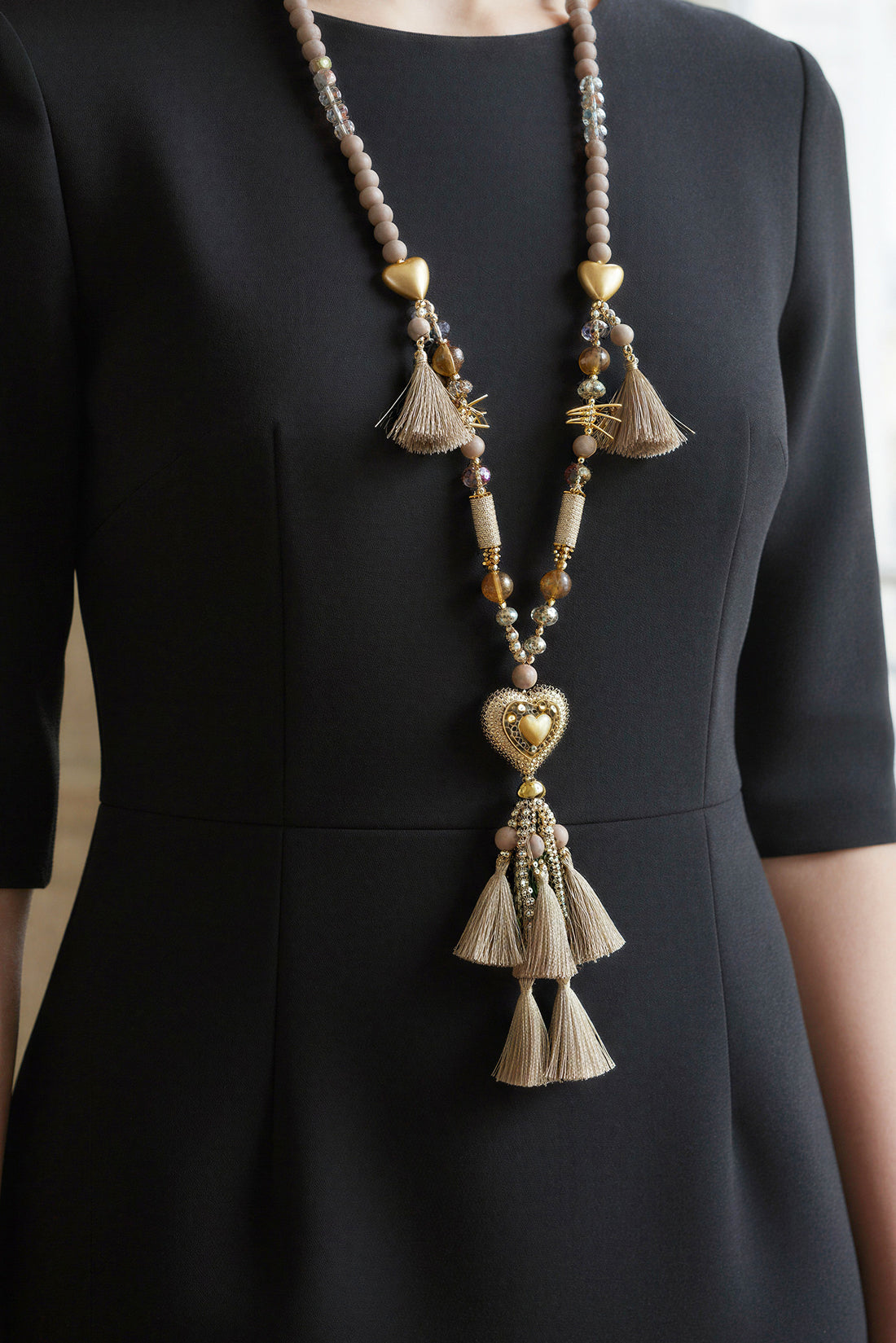 Lange Kette mit Herzanhänger Taupe Gold